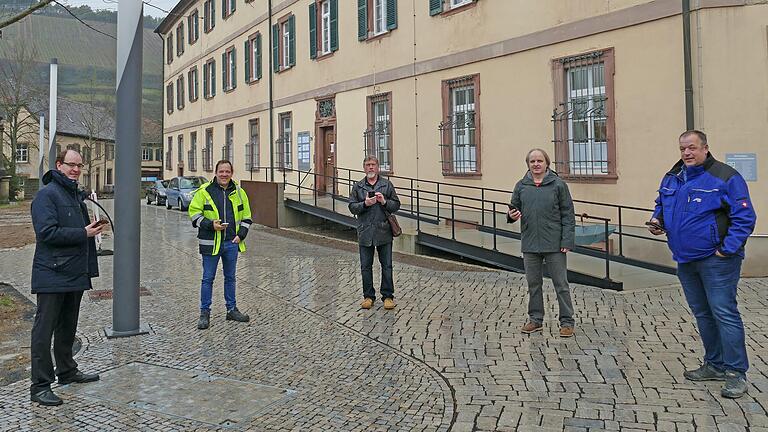 Bürgermeister Lukas Braun, Markus Petersen und Arno Gärtner (beide Netze BW GmbH) sowie die Stadträte Andreas Schäffner und Norbert Groß (von links) testen das neue Wlan-Netzwerk, das in die erste smarte Straßenlaterne im Stadtgebiet integriert ist.