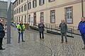 Bürgermeister Lukas Braun, Markus Petersen und Arno Gärtner (beide Netze BW GmbH) sowie die Stadträte Andreas Schäffner und Norbert Groß (von links) testen das neue Wlan-Netzwerk, das in die erste smarte Straßenlaterne im Stadtgebiet integriert ist.