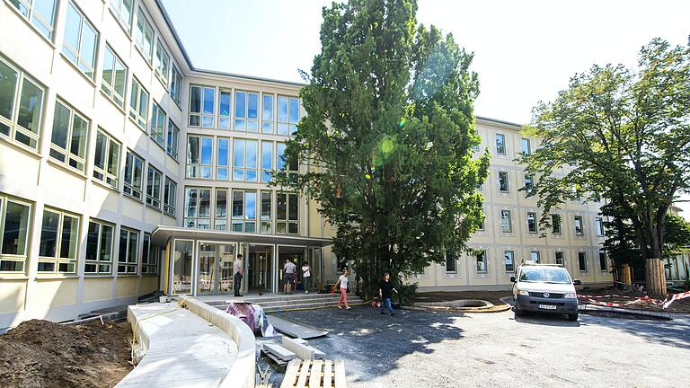 Der Eingangsbereich der ehemaligen Mozartschule&nbsp;in der Maxstraße ist noch nicht ganz fertig.&nbsp; Am Montag fangen Mitarbeiter im neuen Verwaltungsgebäude der VR-Bank zu arbeiten an.&nbsp;