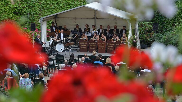 2017 gab zum Beispiel die Golden Brass Band im Hof von Schloss Aschach ein Open-Air-Konzert.