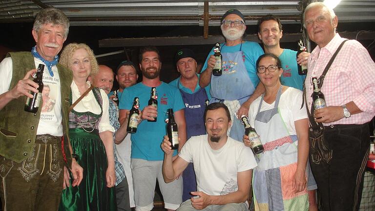 Lohn der Mühen nach der Alpenüberquerung: Beim Deutschen Abend in Follina durften Gerhard Ziegler, Dagmar Schneider und Wolfgang Merz,  Alessandro Marostica (als Vorsitzender des Follinavereins), Thomas Frosch,  Gisela Frosch und Klaus Neuhoff entspannen.