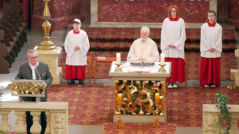 Der dritte Vereinsvorstand Manfred Ländner (links) bedankt sich im Namen des Hubertusvereins Fährbrück bei Pater Matthäus Klein (Mitte) und allen Mitwirkenden des Quartalsgottesdienstes in der Wallfahrtskirche.