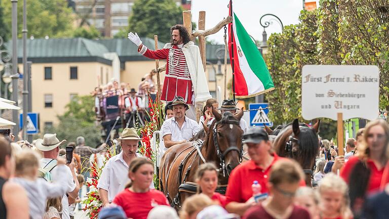 Volle Straßen beim Rakoczy-Festumzug. Volle Straßen beim Rakoczy-Festumzug.