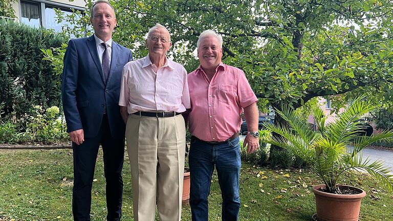 Der Stellvertretende Landrat Michael Ziegler (links) und Stettfelds Bürgermeister Alfons Hartlieb (rechts) gratulieren dem Jubilar Ludwig Nastvogel.