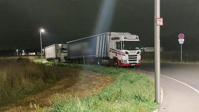 Trotz Halteverbots zwischen 22 und 6 Uhr im Gewerbegebiet Söllershöhe in Altfeld parken dort jede Nacht viele Lkw. Trotz Halteverbots zwischen 22 und 6 Uhr im Gewerbegebiet Söllershöhe in Altfeld parken dort jede Nacht viele Lkw.