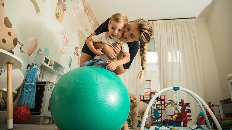 Groß und Klein als gutes Team: Babysitting kann richtig viel Spaß machen. Groß und Klein als gutes Team: Babysitting kann richtig viel Spaß machen. 