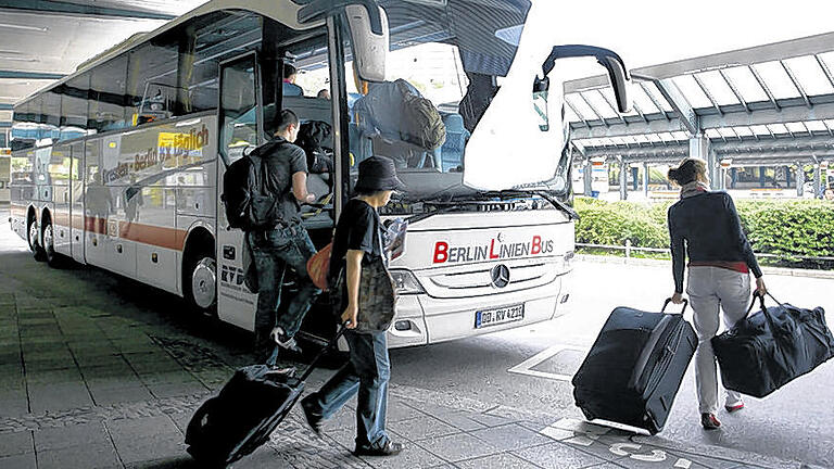 Bitte einsteigen: Busreisende in Berlin.