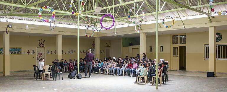 Probe in Beirut: 2019 hat Nina Clarissa Frenzel (links) im Libanon ein Konzert mit einem Chor aus Kindern syrischer Geflüchteter gegeben. Probe in Beirut: 2019 hat Nina Clarissa Frenzel (links) im Libanon ein Konzert mit einem Chor aus Kindern syrischer Geflüchteter gegeben.