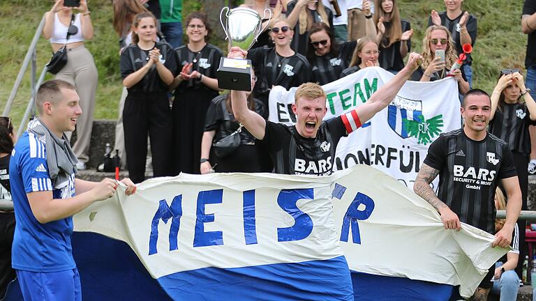 Kapitän Michael Mühlfelder (Mitte) und seine Mitspieler beim TSV Knetzgau/Oberschwappach haben es geschafft: Sie sind als Meister der Kreisliga Schweinfurt 2 in die Bezirksliga aufgestiegen.