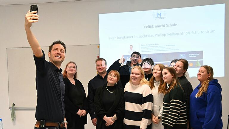 Zum Abschluss seines Besuches in der Philipp-Melanchthon-Schule noch schnell ein Selfie mit den Studierenden der Fachakademie, dem Schulleiter Wolfgang Eißen und Landtagsabgeordneten Björn Jungbauer.