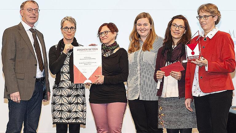 Den Preis des Lernwerks Volkersberg übergab Michael Koch an Heike Löser, Hilke Neubauer, Rebecca Paul, Barbara Finzel und Christine Steinmüller (Kinderhaus der Ankereinrichtung Schweinfurt).