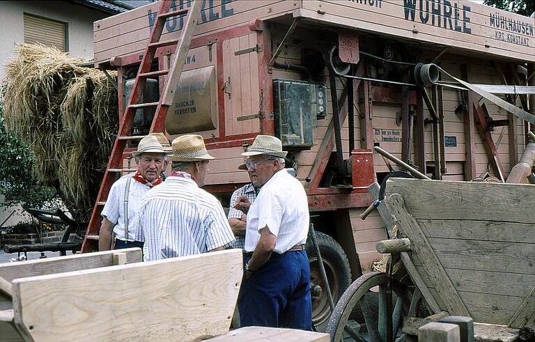 Die Anziehungskraft hat die alte Wöhrle-Dreschmaschine bis heute nicht verloren. So wie im Jahre 1996 bei der 800-Jahr-Feier wird das historische Gerät am kommenden Sonntag in Wargolshausen  wieder zum Einsatz kommen.