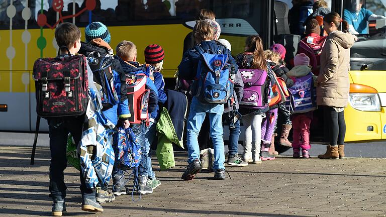 Die meisten Schulbusse werden in Mainfranken am Montag nicht fahren. Manche Schulen stellen deshalb auf Hybrid-Unterricht um.