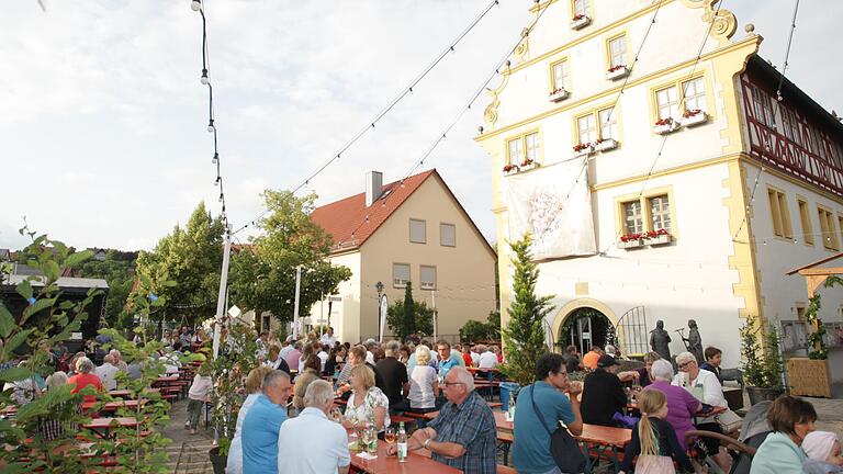 'Romantik und Wein', so ist der Titel des Weinfestes in Obernbreit, der Platz vor dem Rathaus war schon bei der Eröffnung am Freitagabend gut gefüllt. 'Romantik und Wein', so ist der Titel des Weinfestes in Obernbreit, der Platz vor dem Rathaus war schon bei der Eröffnung am Freitagabend gut gefüllt.