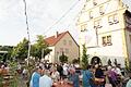 'Romantik und Wein', so ist der Titel des Weinfestes in Obernbreit, der Platz vor dem Rathaus war schon bei der Eröffnung am Freitagabend gut gefüllt.