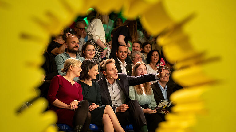 Kleiner Parteitag Grüne Bayern.jpeg - Die Grünen Katharina Schulze (links) und Ludwig Hartmann (rechts) mit Außenministerin Annalena Baerbock. Die sagte: 'Bayern steht für Weltoffenheit und nicht für Hass und Hetze.' Kleiner Parteitag Grüne Bayern.jpeg - Die Grünen Katharina Schulze (links) und Ludwig Hartmann (rechts) mit Außenministerin Annalena Baerbock. Die sagte: 'Bayern steht für Weltoffenheit und nicht für Hass und Hetze.'