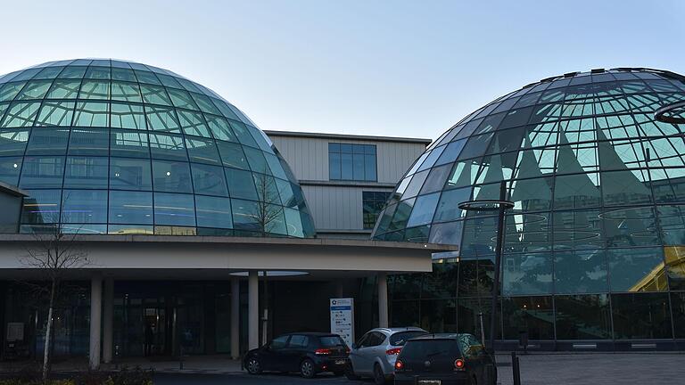 Einem Mitarbeiter mit Leitungsfunktion am Rhön-Klinikum Campus Bad Neustadt werden sexuelle Übergriffe an Auszubildenden vorgeworfen. Einem Mitarbeiter mit Leitungsfunktion am Rhön-Klinikum Campus Bad Neustadt werden sexuelle Übergriffe an Auszubildenden vorgeworfen.