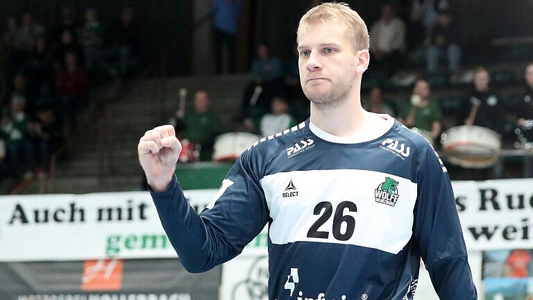 Wölfe-Keeper Moritz Ebert wehrte den letzten Heilbronner Wurf ab und sicherte seiner Mannschaft damit den Auswärtssieg beim TSB Heilbronn-Horkheim. Wölfe-Keeper Moritz Ebert wehrte den letzten Heilbronner Wurf ab und sicherte seiner Mannschaft damit den Auswärtssieg beim TSB Heilbronn-Horkheim.