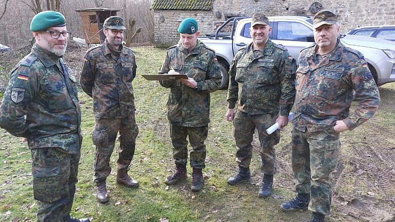 Ausbildungsbesprechung: von links HG Mannig, Daniel, HG d.R. Müller, Daniel, SU d.R. Dreer, Rainer, OG d.R. Thüncher, Holger, HG d.R. Nastvogel, Franz-Josef. Ausbildungsbesprechung: von links HG Mannig, Daniel, HG d.R. Müller, Daniel, SU d.R. Dreer, Rainer, OG d.R. Thüncher, Holger, HG d.R. Nastvogel, Franz-Josef.