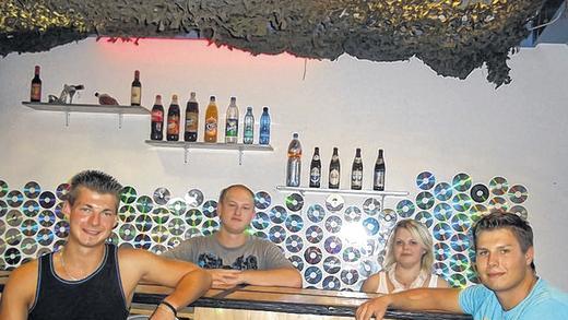 Der Stolz des Teams: Manuel Müller (von links), Philipp Leeb, Diana Wasjutin und Lucas Amberg vor der selbst gebauten Bar.