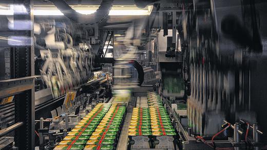 In rasender Geschwindigkeit werden die befüllten Joghurtbecher gestapelt und verpackt. In rasender Geschwindigkeit werden die befüllten Joghurtbecher gestapelt und verpackt.