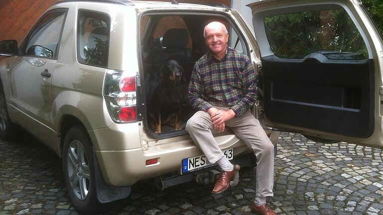 Der Jäger und sein Hund: Den Offroader nutzt Landrat Thomas Habermann fürs Gelände. Der Jäger und sein Hund: Den Offroader nutzt Landrat Thomas Habermann fürs Gelände.