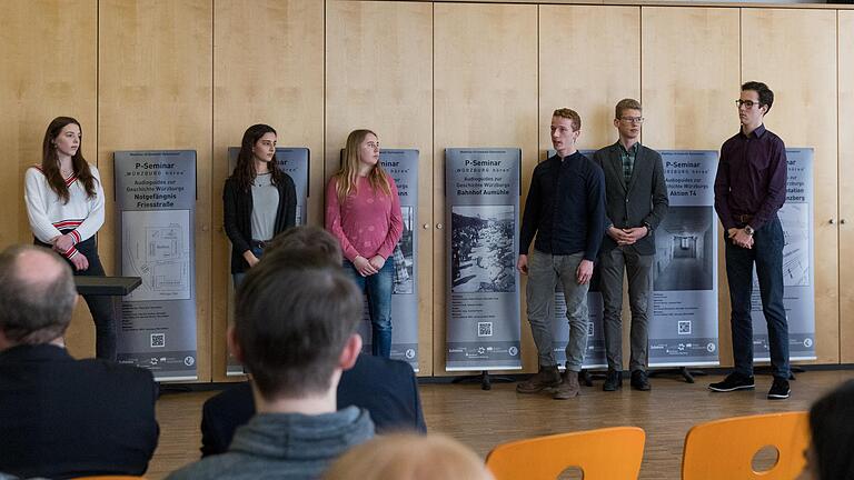 Das Matthias-Grünewald-Gymnasium in Würzburg stellten Audioguides zur Geschichte Würzburgs vor. Für das Projekt wurden die Schülerinnen und Schüler mit dem P-Seminar-Preis ausgezeichnet. Das Matthias-Grünewald-Gymnasium in Würzburg stellten Audioguides zur Geschichte Würzburgs vor. Für das Projekt wurden die Schülerinnen und Schüler mit dem P-Seminar-Preis ausgezeichnet.