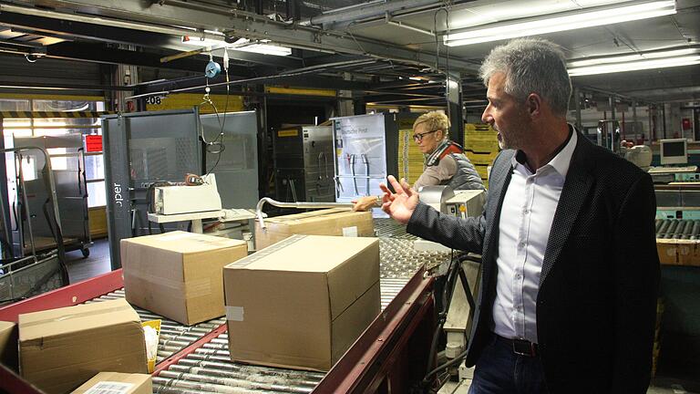 Durchschnittlich rund 300 000 Sendungen werden im Paketzentrum von Deutsche Post DHL in Kitzingen pro Tag bearbeitet, berichtet dessen Leiter, Bernhard Michels (rechts). Durchschnittlich rund 300 000 Sendungen werden im Paketzentrum von Deutsche Post DHL in Kitzingen pro Tag bearbeitet, berichtet dessen Leiter, Bernhard Michels (rechts).