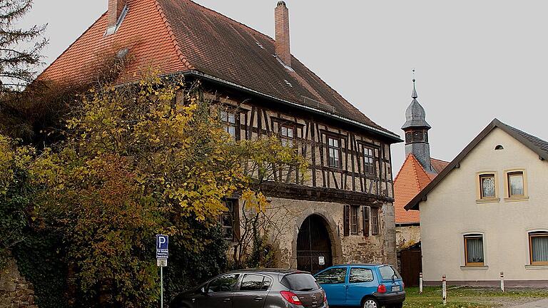In einem guten Zustand befindet sich noch das Torhaus mit der Schlosskapelle im Hintergrund. In einem guten Zustand befindet sich noch das Torhaus mit der Schlosskapelle im Hintergrund.
