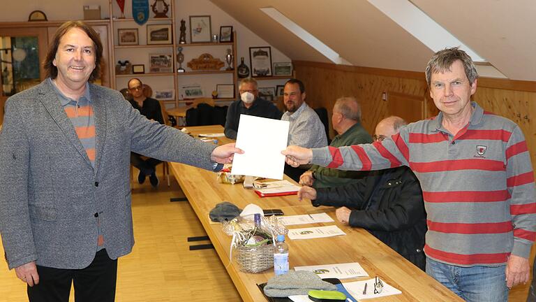 Für 18 Jahre Mitarbeit im Esselbacher Gemeinderat überreichte Bürgermeister Richard Roos in der Sitzung im Feuerwehrhaus an Stefan Roos (rechts) die kommunale Dankurkunde. Für das Foto wurden die Masken abgenommen, alle Gemeinderäte waren kurz vor der Sitzung negativ getestet worden. Für 18 Jahre Mitarbeit im Esselbacher Gemeinderat überreichte Bürgermeister Richard Roos in der Sitzung im Feuerwehrhaus an Stefan Roos (rechts) die kommunale Dankurkunde. Für das Foto wurden die Masken abgenommen, alle Gemeinderäte waren kurz vor der Sitzung negativ getestet worden.
