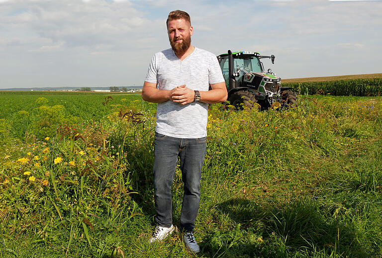 Kreisobmann Michael Stolzenberger aus Bütthard-Oesfeld erklärt in Unterpleichfeld den Sinn der Traktortour und den Möhrenanbau auf Dämmen, die bereits im Herbst gezogen werden und zum Wassersparen beitragen. Die verpflichtende Winterzwischenfrucht in „roten Gebieten“ sei hier kontraproduktiv. Kreisobmann Michael Stolzenberger aus Bütthard-Oesfeld erklärt in Unterpleichfeld den Sinn der Traktortour und den Möhrenanbau auf Dämmen, die bereits im Herbst gezogen werden und zum Wassersparen beitragen. Die verpflichtende Winterzwischenfrucht in „roten Gebieten“ sei hier kontraproduktiv.