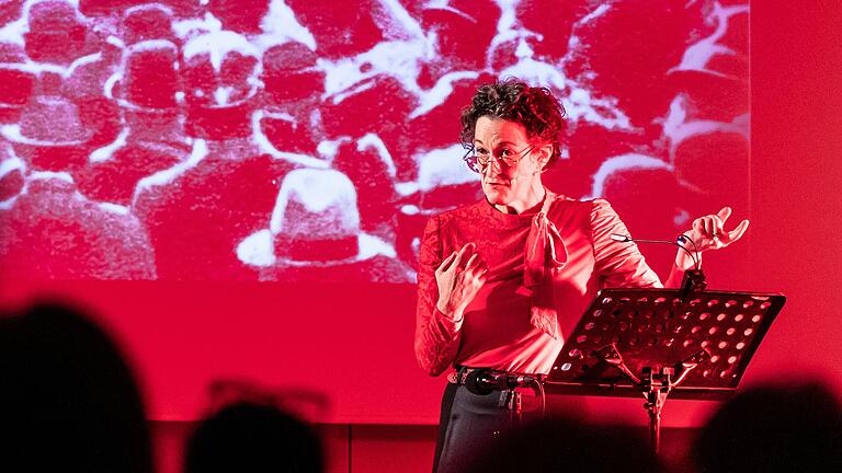 Birgit Süss auf der Bühne des Kulturzentrums Shalom Europa. „Projekt: Rosa“ ist eine Annäherung an Leben und Persönlichkeit von Rosa Luxemburg.