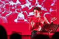 Birgit Süss auf der Bühne des Kulturzentrums Shalom Europa. „Projekt: Rosa“ ist eine Annäherung an Leben und Persönlichkeit von Rosa Luxemburg.