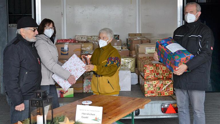 Helfende Hände verluden in Werneck in der Halle der Firma NE-Solartechnik die Weihnachtpakete in den Anhänger der freiwilligen Feuerwehr Werneck. Auf dem Bild (von links nach rechts): Josef Pfister, Susanne Tonn, Gudrun Pfister, Bruno Vierengel