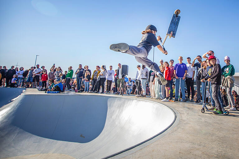 Das war 2021 bei der Eröffnung des Skate- und Bikeparks in Knetzgau: Ein Jugendlicher zeigt im Ellbow Pool Round, was er so alles auf und mit seinem Scooter kann. (Archivbild)