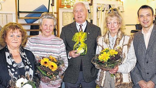 Dem KSC seit vier Jahrzehnten treu: (von links) Karin Arnold, Edith Baum, Erwin Leuschner und Edith Leuschner, zusammen dem im Amt bestätigten Vorsitzenden René Bailleul. Dem KSC seit vier Jahrzehnten treu: (von links) Karin Arnold, Edith Baum, Erwin Leuschner und Edith Leuschner, zusammen dem im Amt bestätigten Vorsitzenden René Bailleul.