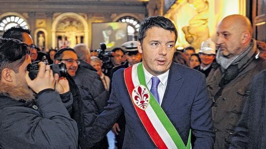 Hat den Machtkampf gegen Enrico Letta gewonnen: Matteo Renzi am Freitag bei einer seiner möglicherweise letzten Amtshandlungen als Bürgermeister von Florenz.