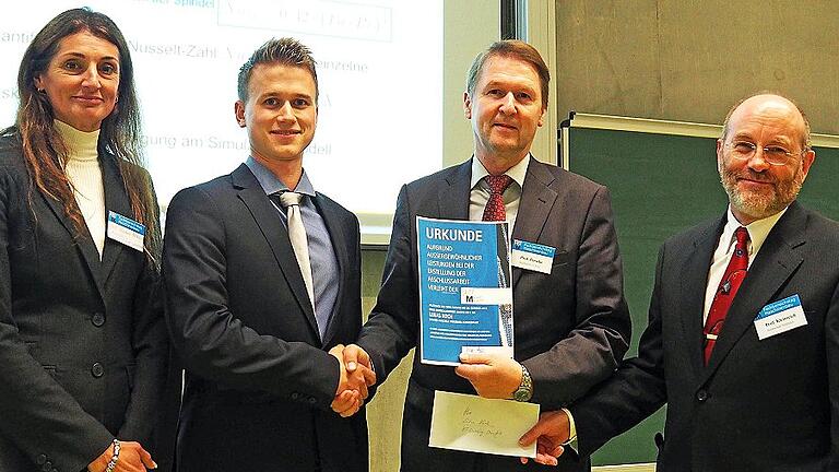 Der Masterabsolvent Lukas Koch von der Hochschule Würzburg-Schweinfurt (Zweiter von links) nahm mit seiner Betreuerin Professorin Dr. Ing. Gordana Michos die Glückwünsche zum Deutschlandpreis von Professor Dr. Ing. Winfried Perseke, Vorsitzender der Auswahlkommission beim FBTM, (Zweiter von rechts) und Professor Dr. Ing. Dieter Kleinteich, stellvertretender Vorstandsvorsitzender des Fachbereichstages, entgegen.