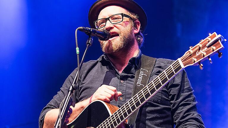 Mit Hut, Bart und viel Optimismus in Text und Stimme: Gregor Meyle in der s.Oliver Arena Würzburg.