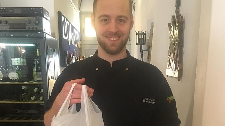 Lukas Rönninger, Chef vom Iphöfer Restaurant 99er Kulinarium, bietet in der Krise Essen to go an – so kontaktlos wie möglich.