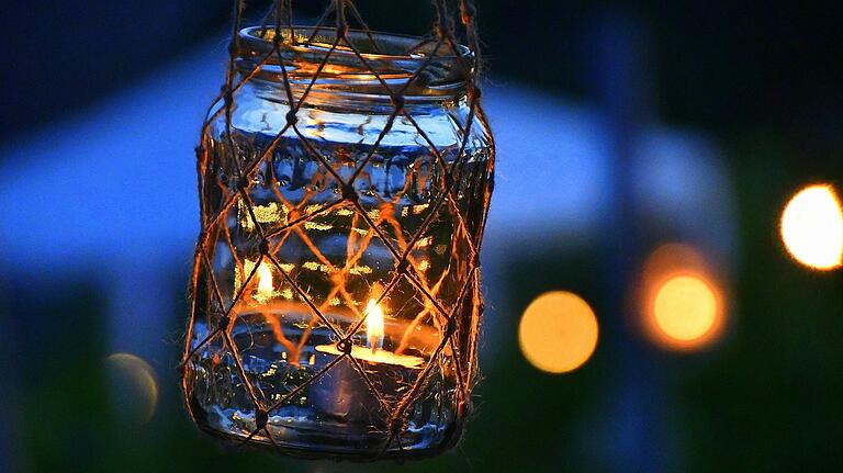 Kerzen und Lichterketten sorgen beim Picknick in den Abendstunden für gemütliches Licht.