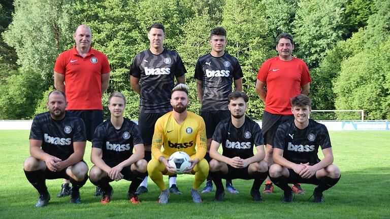 Die Neuzugänge der TuS Frammersbach beim Trainingsauftakt (stehend von links): Torsten Alsheimer (Betreuer und Torwart-Trainer), Spielertrainer Patrick Amrhein, Paul Ritter (SV Viktoria Waldaschaff), Jochen Mill (Sportleiter); (knieend von links): Marco Zieger (SV Bavaria Wiesen), Dominik Bathon (TSV Lohr), Joshua Schumacher (SV Alemannia Haibach), Marlon Dimitrov (U19 Viktoria Aschaffenburg), Steven Summa (SV Alemannia Haibach).