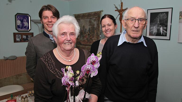 Stellvertretender Landrat Felix von Zobel und Bürgermeisterin Andrea Rothenbucher (hinten) gratulierten Hildegard und Oskar Thenhart zu deren Eisernen Hochzeit.