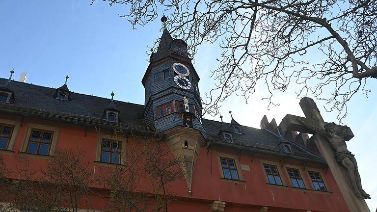 Auch aus Gründen der Standsicherheit muss das Ochsenfurter Rathaus dringend saniert werden. Auch aus Gründen der Standsicherheit muss das Ochsenfurter Rathaus dringend saniert werden.
