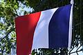 FRANCE-ATTACK       -  Eine französische Flagge und Blumen am Zaun der Firma Air Products nahe Lyon. Hier führte der 35-jährige Yassin S. seinen Anschlag aus.