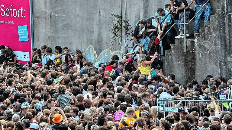 Loveparade Duisburg       -  Zuerst war es nur eng, dann entstand aus dem Gedränge eine Massenpanik. 21 Menschen wurden bei der Loveparade am 24. Juli 2010 in Duisburg zu Tode getrampelt.