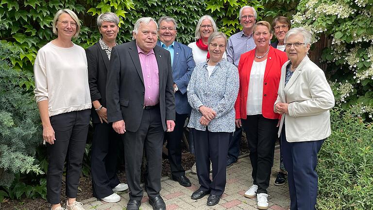 Das Foto zeigt die Geehrten zusammen mit Angelika Strnischa (links), der Dritten Bürgermeisterin Susanne Rinno (zweite von links) und dem bisherigen Vorsitzenden Ad van Wagensveld (vierter von rechts).