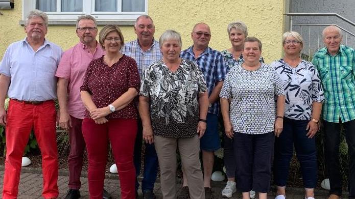 Der  neue Vorstand (von links hinten nach rechts vorne): Karl Klein (1. Vorsitzender), Engelbert Roth (Kreisvorsitzender), Robert Schiffler (Beisitzer), Michael Vogler (stellvertretender Kassier), Elisabeth Diller (Schriftführerin), Ulrike Nikolai...       -  Der  neue Vorstand (von links hinten nach rechts vorne): Karl Klein (1. Vorsitzender), Engelbert Roth (Kreisvorsitzender), Robert Schiffler (Beisitzer), Michael Vogler (stellvertretender Kassier), Elisabeth Diller (Schriftführerin), Ulrike Nikolai (Beisitzerin), Brigitte Grösch (stellvertretende Frauenbeauftragte), Elfriede Kenner (2. Vorsitzende), Rosi Kress (Beisitzerin) und Werner Grösch (Beisitzer). Nicht auf dem Foto ist der neue Kassier Gerhard Schüssler, Foto: Barbara Weichert