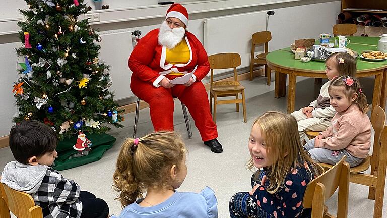 Erwartungsvoll lauschen die geflüchteten Kinder im Kinderhaus Ledward den Geschichten vom Nikolaus (Olena Pletenetska).
