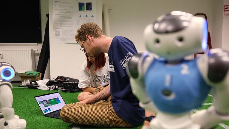 Leipziger Studenten bei Roboter-Fußball-WM - Das letzte Mal wurde die HTWK im Jahr 2018 in Montreal Weltmeister. Leipziger Studenten bei Roboter-Fußball-WM - Das letzte Mal wurde die HTWK im Jahr 2018 in Montreal Weltmeister.